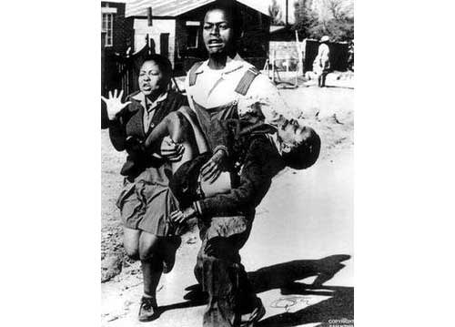 銃撃されたヘクター・ピーターソンを運ぶ少年の写真
Hector Pieterson being carried by Mbuyisa Makhubo. His sister, Antoinette Sithole, runs beside them. Author: Sam Nzima 