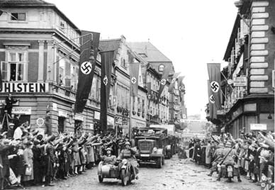 1938年、ナチス式敬礼でドイツ兵を歓迎するチェコスロバキア・ザーツにおけるドイツ系住民
