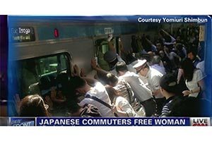 CNN「電車とホームに挟まれた女性、乗客が力合わせ救出　ＪＲ南浦和駅」の画像